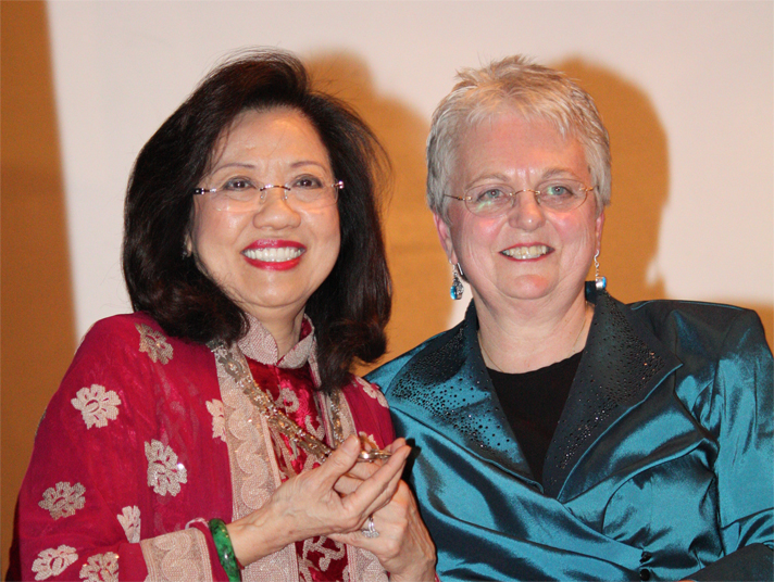 Yvonne Simpson presenting Siew Yong with the Presidents insignia in 2012